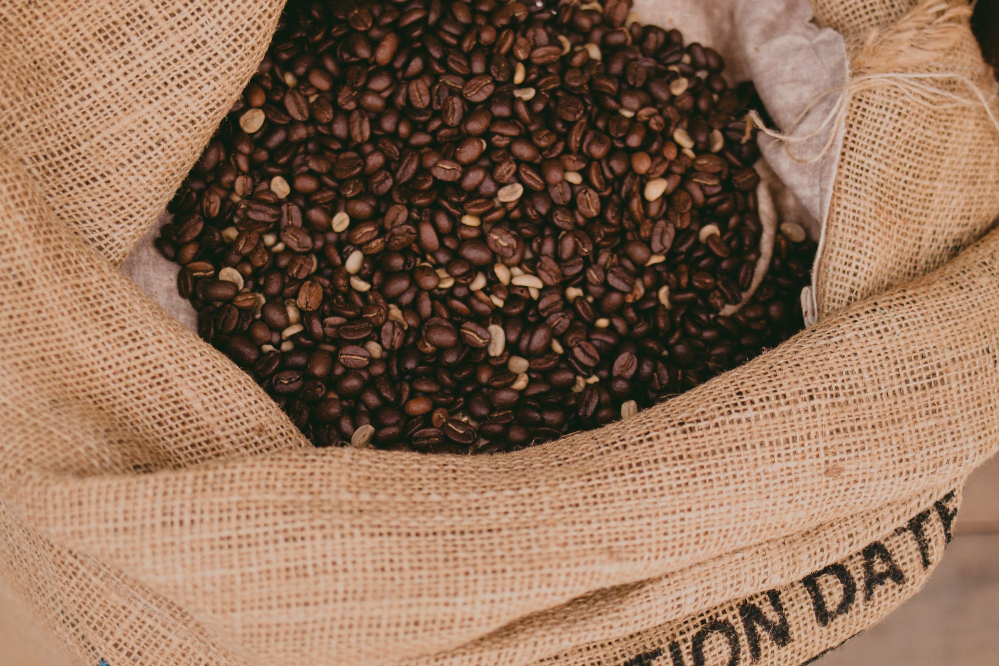 Kaffeebohnen in einem Jutesack