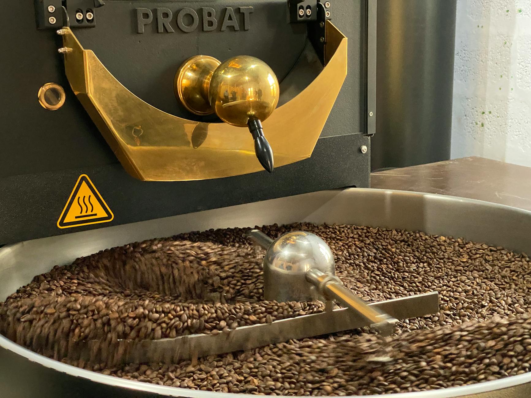 Kaffeerösterei Mara — Trommelröster in Aktion