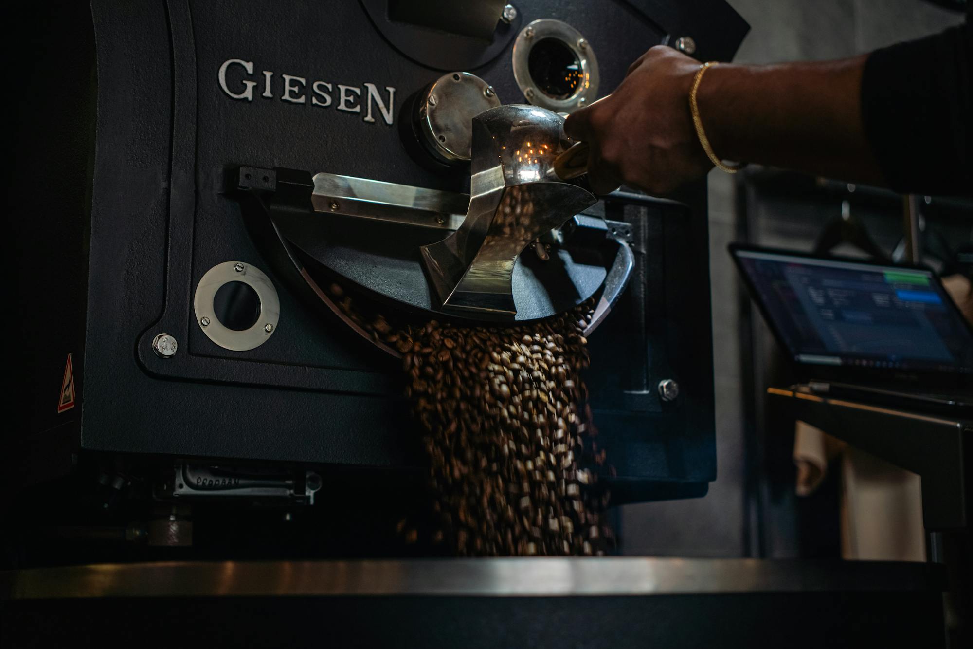 Kaffeebohnen werden im Trommelröster geröstet